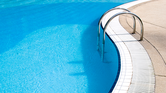 Bord de piscine avec échelle PoolsidewithLadder